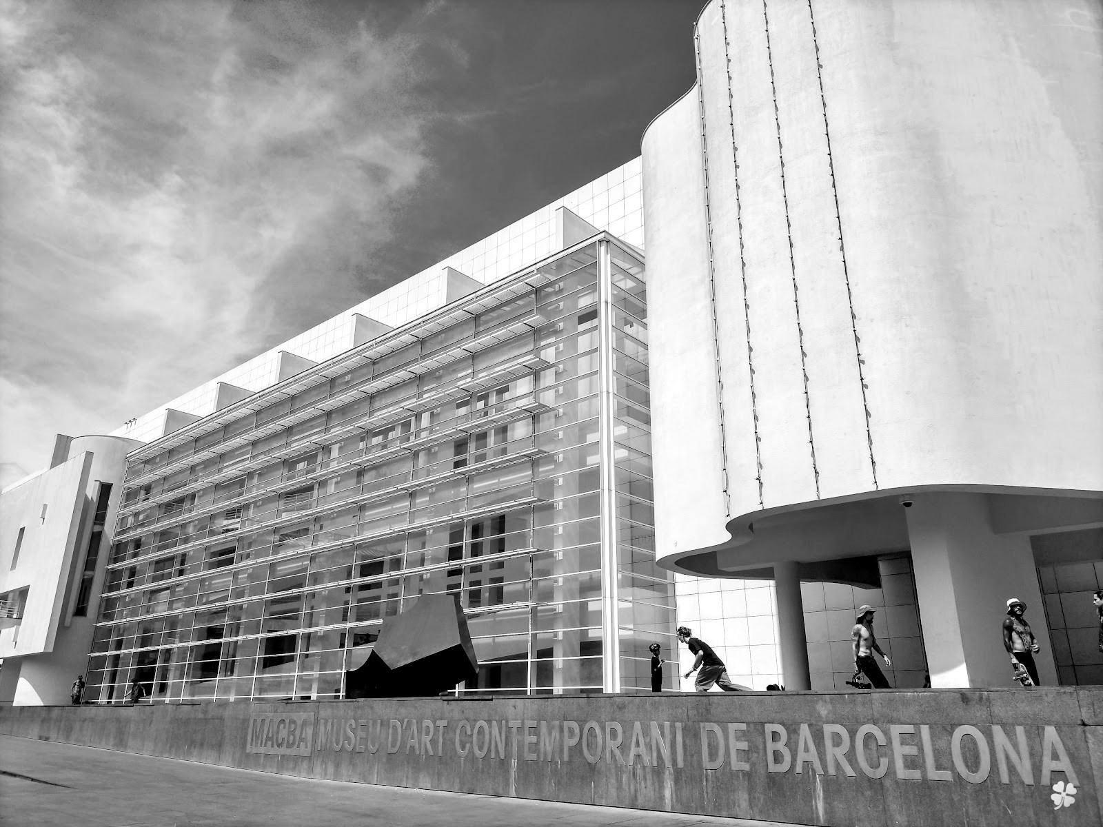 MACBA — el edificio y la plaza — Barcelona