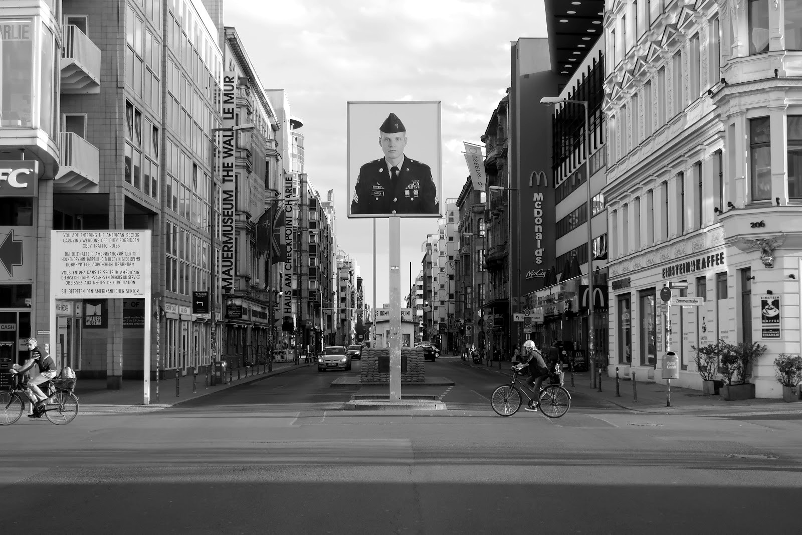 Check Point Charlie — Berlín