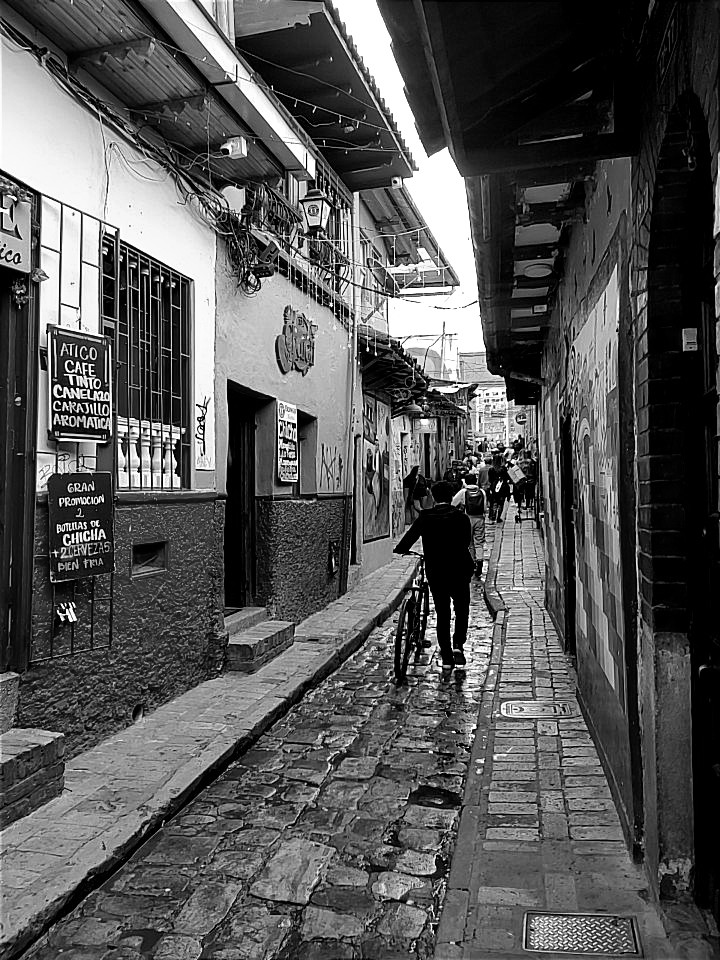 Tour de graffiti en La Candelaria — Bogotá