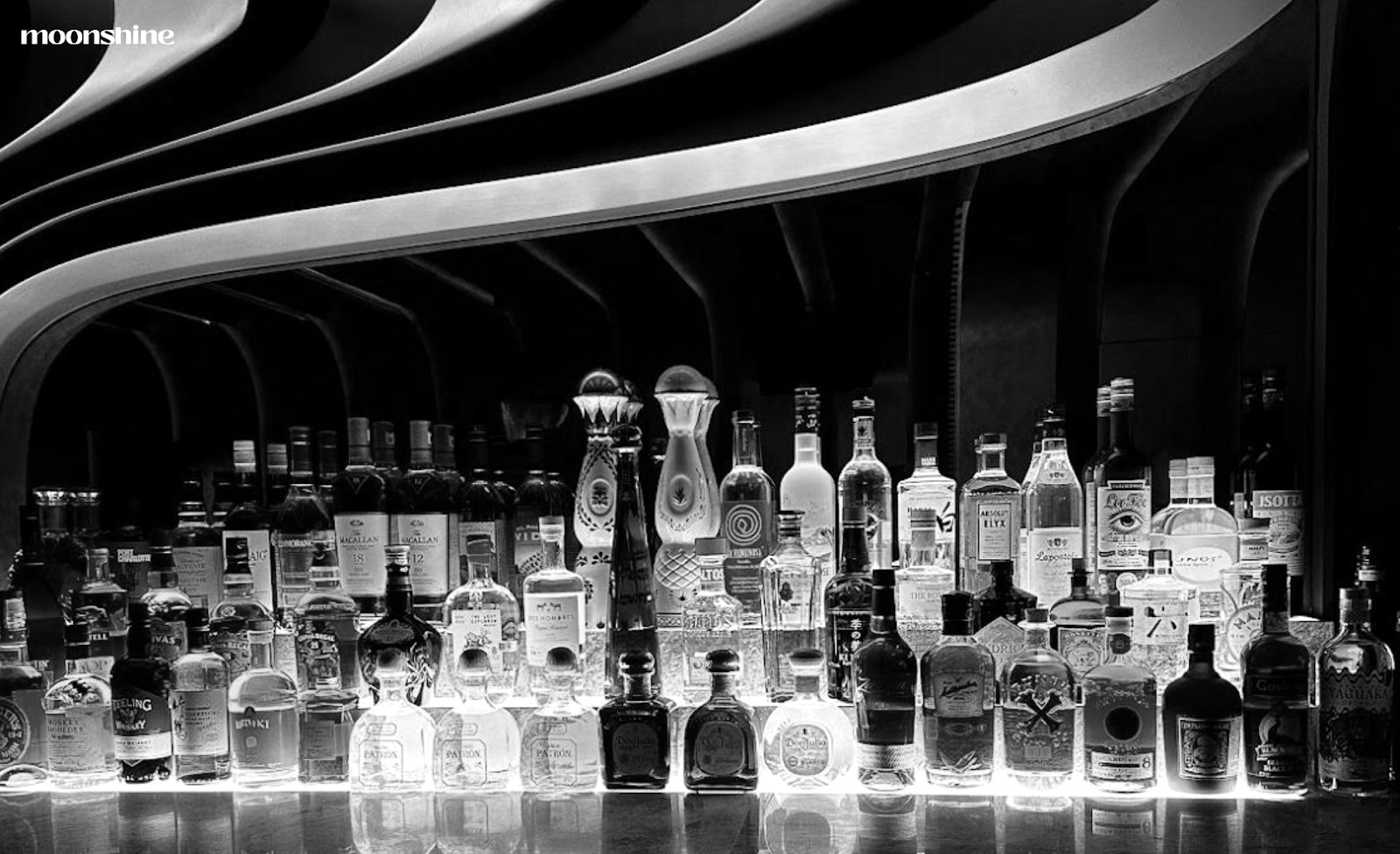 Moonshine — detrás de la nevera verde — Dubái