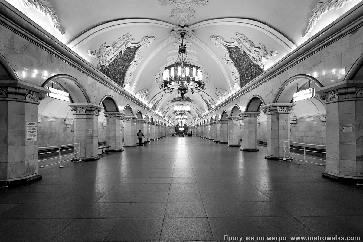 El metro de Moscú — el palacio que va al trabajo — Moscú