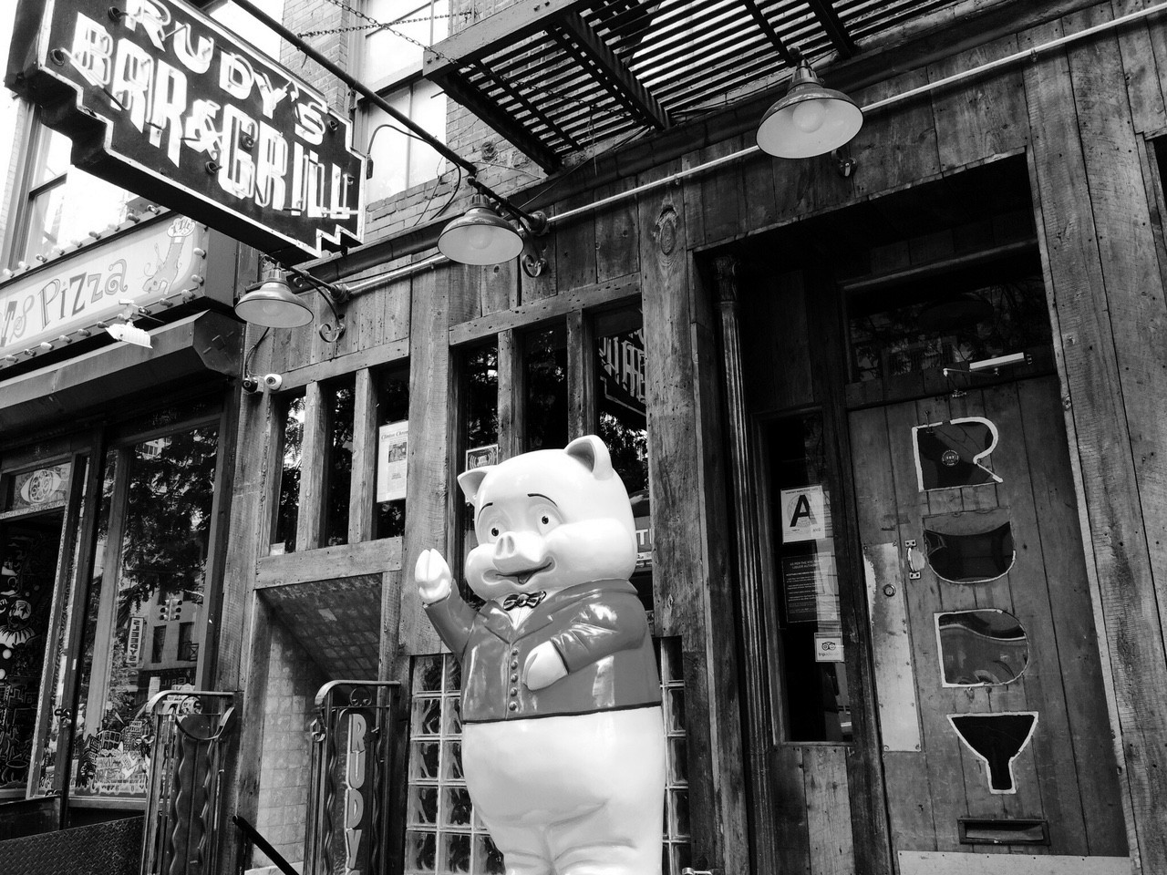 Rudy's Bar, Hell's Kitchen — cerveza y salchicha gratis — Nueva York