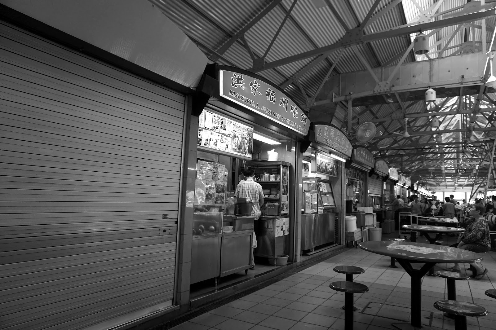 Maxwell Hawker Centre — medianoche, sudar en paz — Singapur