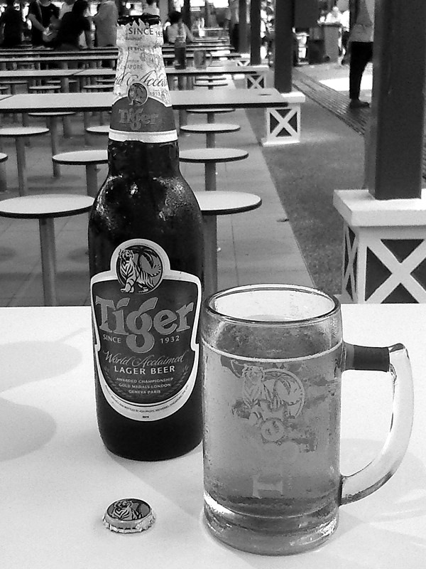 Tiger Beer — en lata, en hawker centre, a medianoche — Singapur